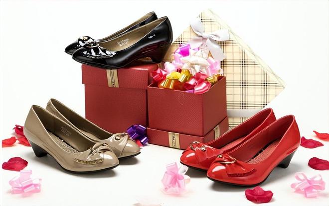 梦见别人送旧鞋给自己，寓意与解析