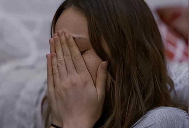 梦见陌生女人趴我身上哭让我跟她走，梦境背后的深层含义与解析