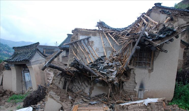 梦见地震房子倒塌，梦境背后的深层含义与心理解析