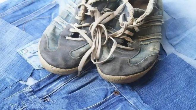 梦见自己穿的鞋子很旧，探索旧鞋之梦背后的深层含义