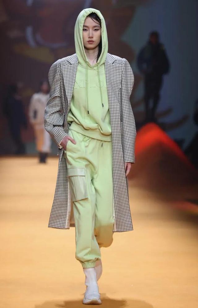 梦境中的温柔关怀，解析梦见有个男的说给我买衣服和裤子的深层含义