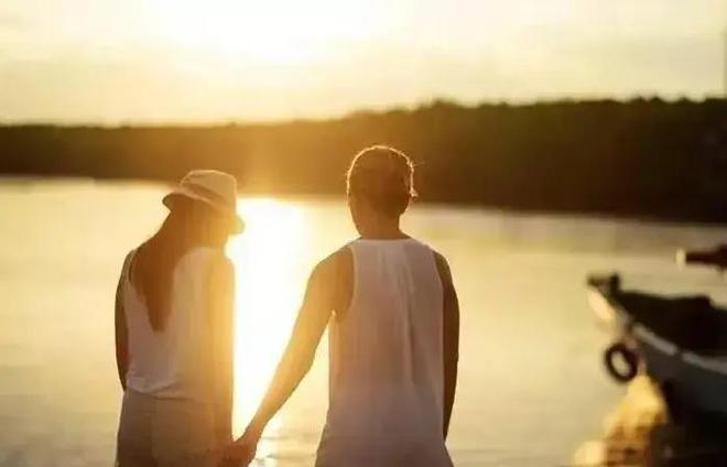 梦境中的微妙情感，解析梦到前男友在背后默默关注我的深层含义