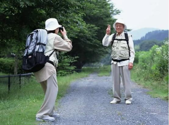 梦见过世老人吃东西，探寻梦境背后的深层含义