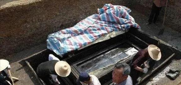 梦境解析，十口黑色棺材从路上被挖出