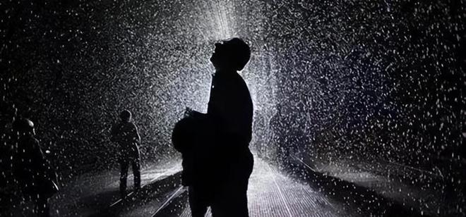 梦回彼岸，过世亲人之手的触碰——解析梦到过世的人打我的深层含义