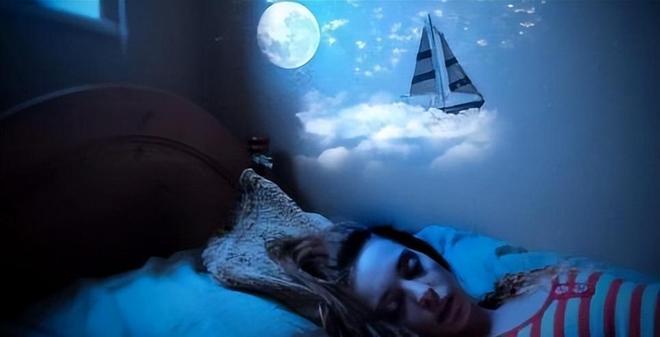 梦境迷雾，与逝者共餐的未尽之食——解析梦见和死去的人吃饭说话但自己怎么都吃不饱的深层含义