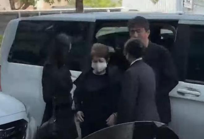 梦境中的重逢，梦见给去世很久的爷爷办葬礼，棺木中亲人齐聚