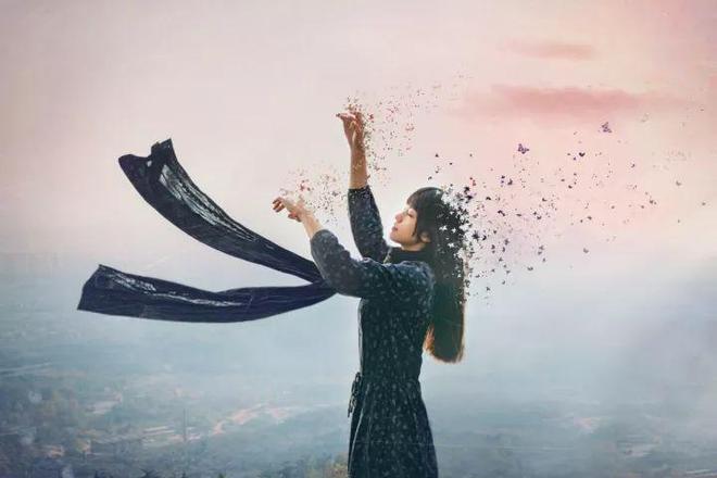 梦见埋人穿白衣服，梦境背后的深层含义与心理解析