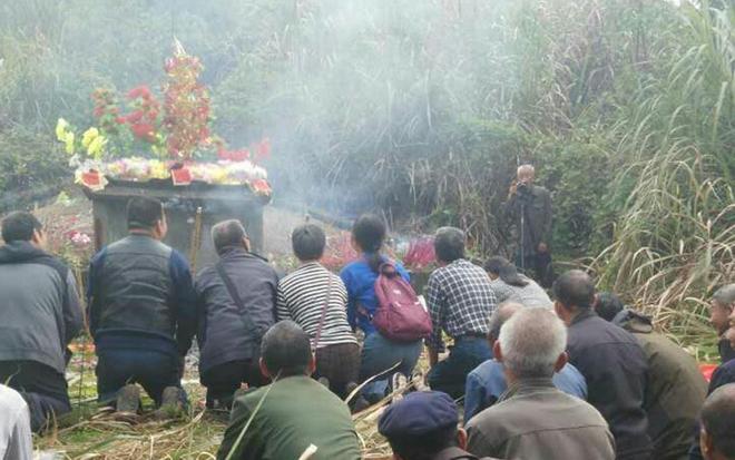 梦见上坟烧的纸烟在坟里面出来，探索梦境背后的深层含义