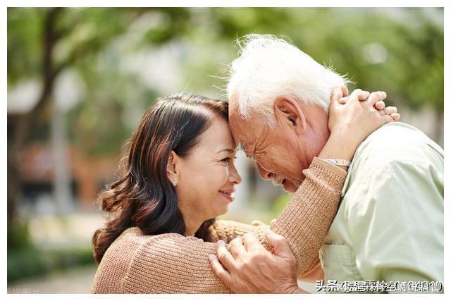 梦境中的温情，梦见爷爷去世，我却在他温柔的擦拭中找到了安慰