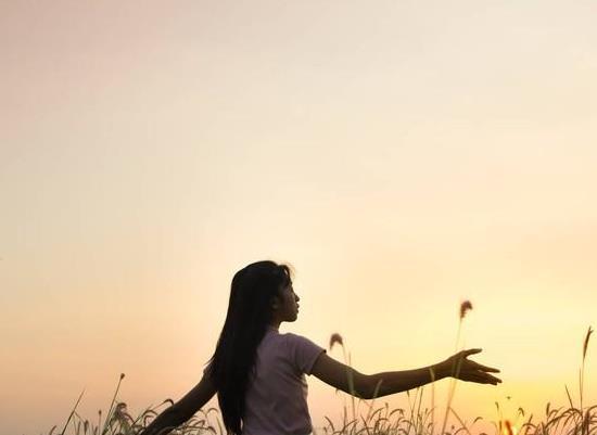 梦境与现实的交织，梦见逝去亲人再次离世，是吉是凶？