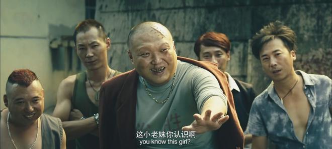 女孩梦境中的挣扎与释放，被狗咬后的烧火杀狗之旅