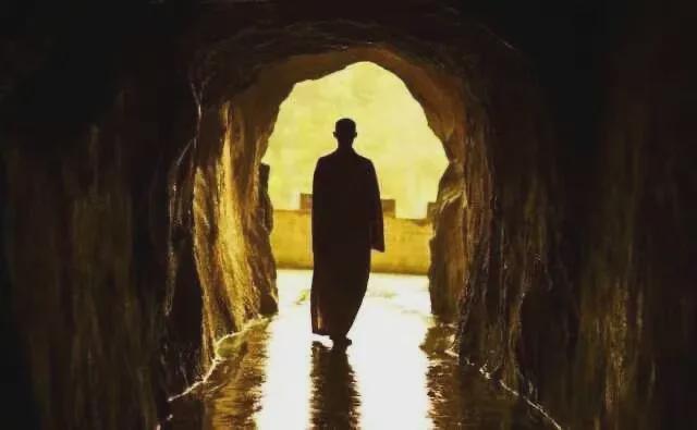 梦境与现实的奇妙交织，为何梦见陌生人后竟在现实中相遇？