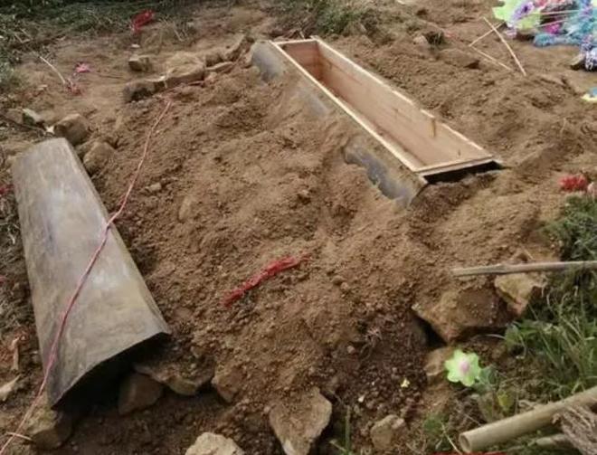 梦见挖坟墓看见棺材，梦境背后的深层预示与解析