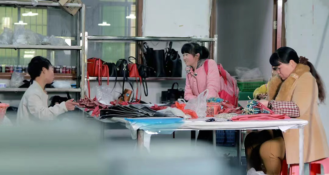 中國最牛服務員：從月薪百元，到身家百億