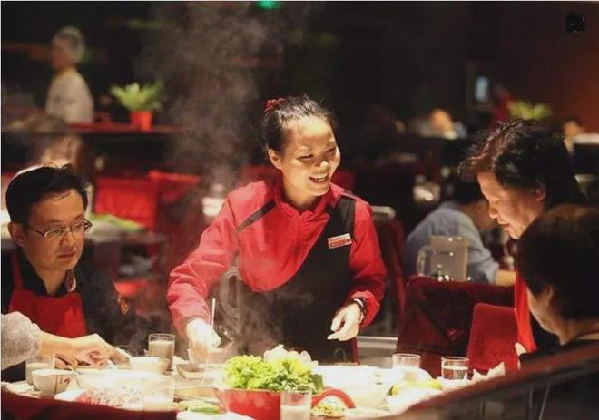 中國最牛服務員：從月薪百元，到身家百億