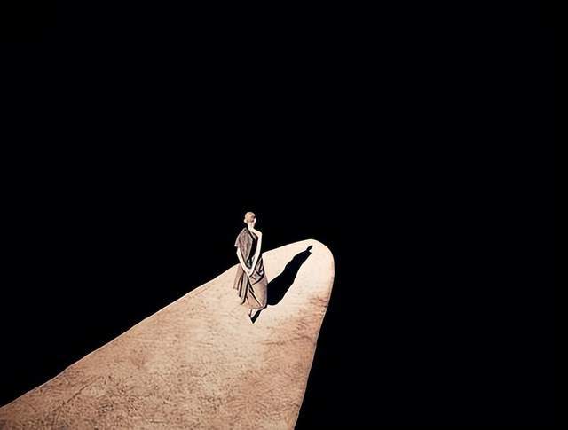 梦境与现实交织的失落——解读她的归来与消散