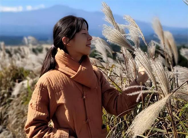 梦回往昔，泪洒与父相聚时——解析梦见去世的父亲买酒喝我抱着父亲大哭的梦境