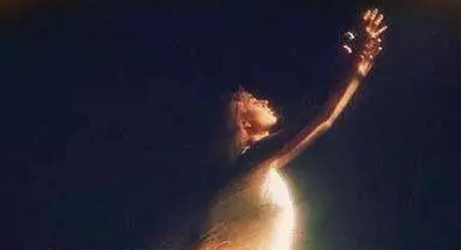 梦到与逝者对话，灵魂的慰藉，还是预兆的迷雾？