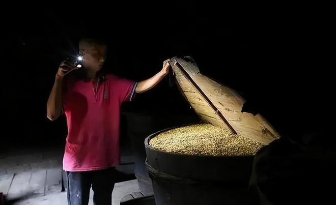 梦见已故爷爷的棺材盖子打开了，周公解梦里的深层含义