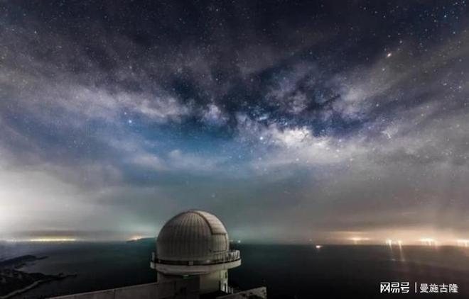 梦境奇观，梦见天空有三个月亮——探索潜意识深处的神秘寓意