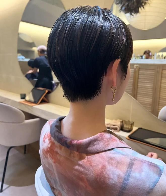 梦见同事头发剪短了新发型很漂亮，探索梦境背后的深层含义