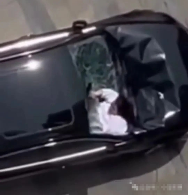 梦境之谜，解析梦到有人跳楼，我的车被砸坏的深层含义