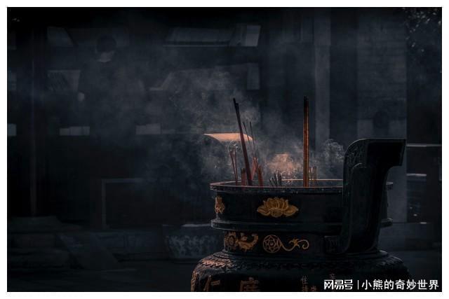 梦境回响，在老家的怀抱中重逢已逝的亲人——解读梦见老家和死去的父母的深层含义