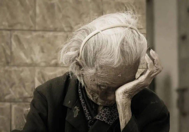 梦境的深意，梦见死去的亲人因债主主动还钱却差很多而哭泣的解析