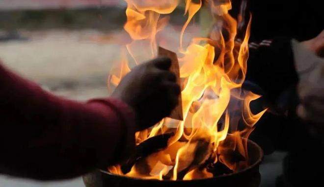 梦见床前烧纸，一场灵魂深处的仪式与启示