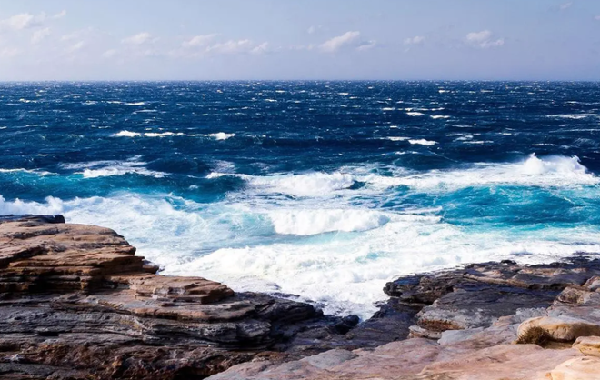 梦海逐浪，解析梦见我在大海里的一个船上被人追的深层含义