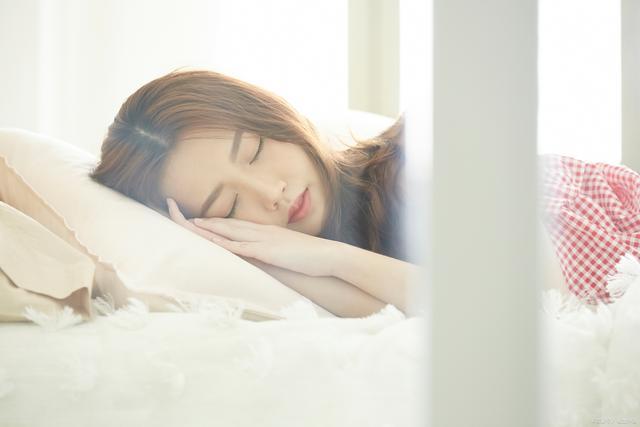 梦境交织的复杂情感，解析梦见我打了前任的现任女友还和前任前热了的深层含义