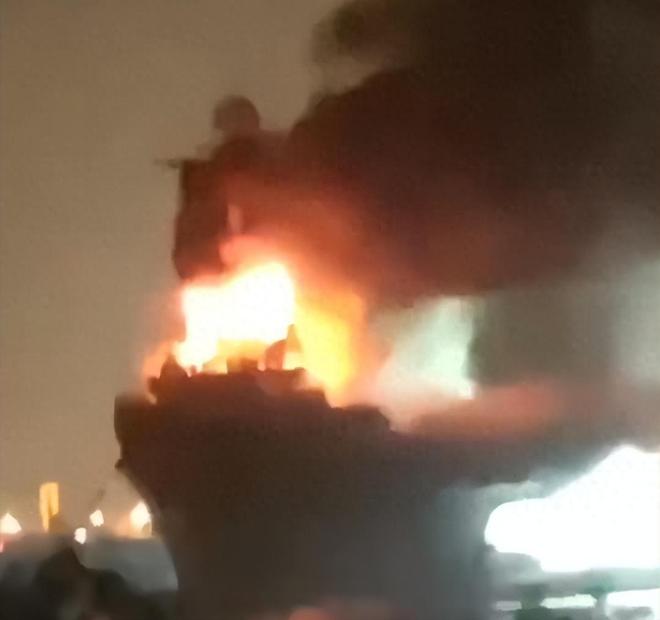 梦境中的危机与团结，梦见大楼着火，上层居民携手灭火