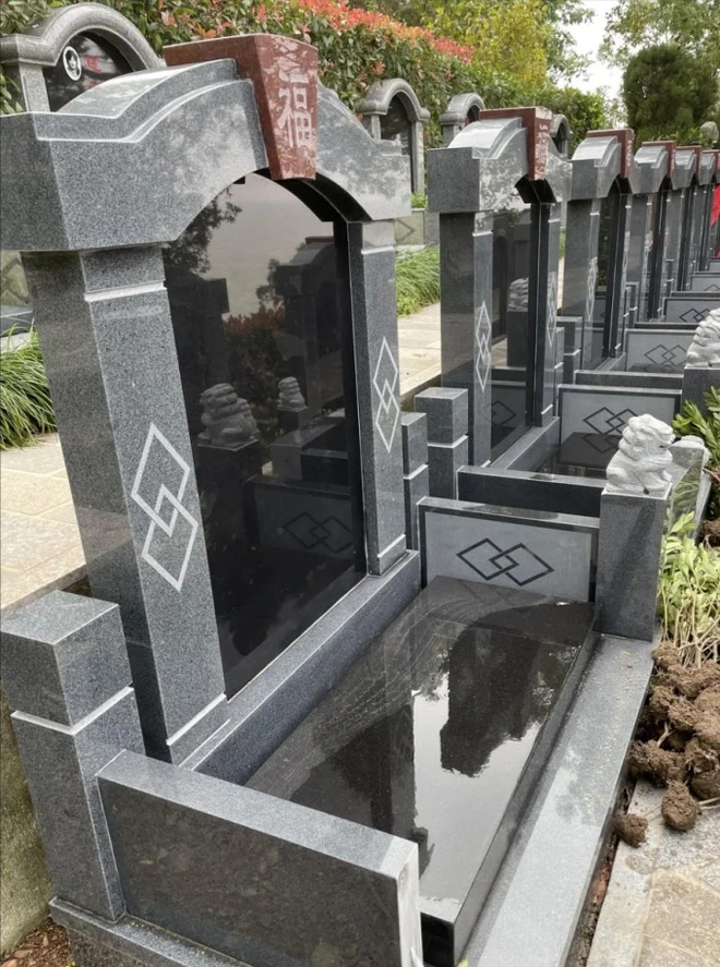 梦境中的交错，解读梦见爷爷奶奶坟墓旁新添的陌生墓碑