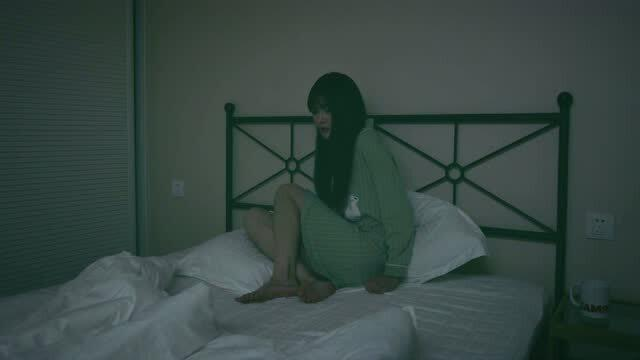 梦境解析，女性梦见被蛇咬右手出血，医院惊魂大哭的深层含义