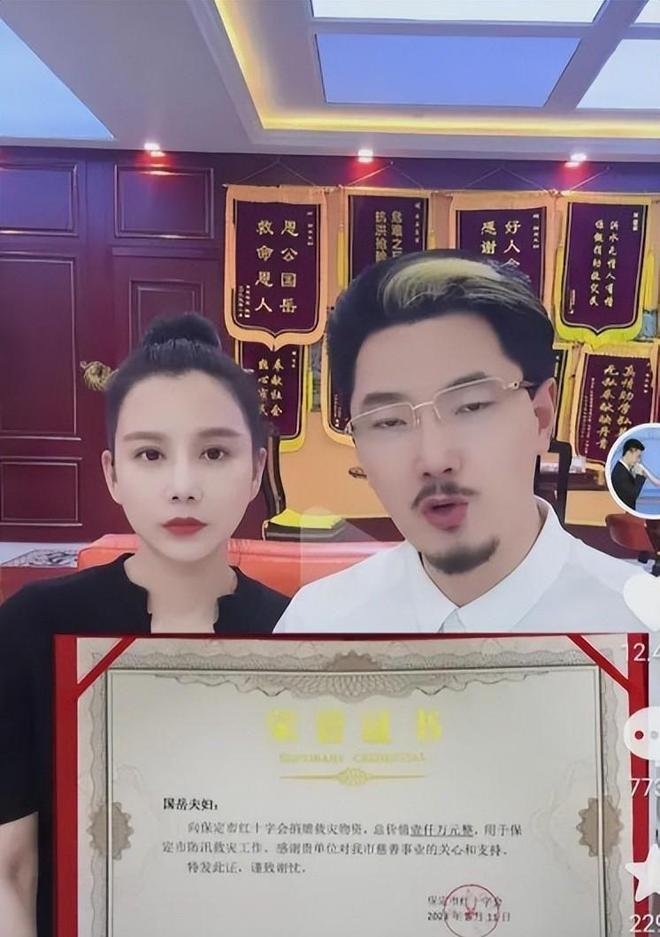 千万网红资助烧伤宝妈带30万现金亲自送到医院被质疑作秀？