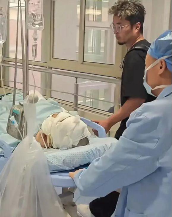 千万网红资助烧伤宝妈带30万现金亲自送到医院被质疑作秀？