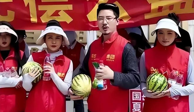千万网红资助烧伤宝妈带30万现金亲自送到医院被质疑作秀？