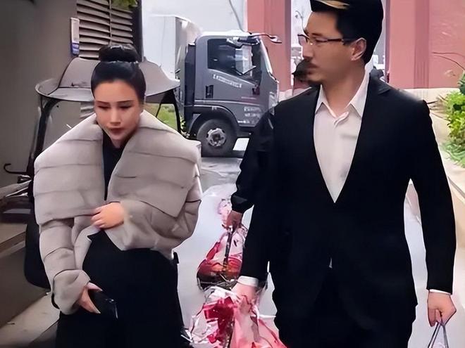 千万网红资助烧伤宝妈带30万现金亲自送到医院被质疑作秀？
