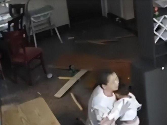 千万网红资助烧伤宝妈带30万现金亲自送到医院被质疑作秀？