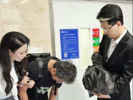 千万网红资助烧伤宝妈带30万现金亲自送到医院被质疑作秀？