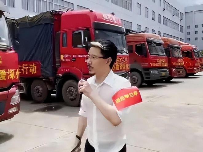 千万网红资助烧伤宝妈带30万现金亲自送到医院被质疑作秀？
