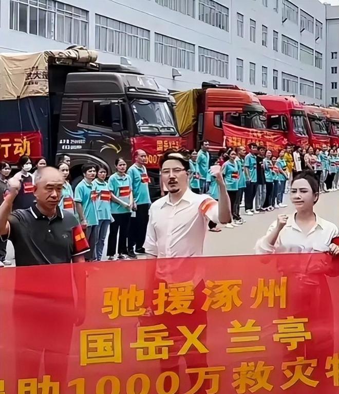 千万网红资助烧伤宝妈带30万现金亲自送到医院被质疑作秀？