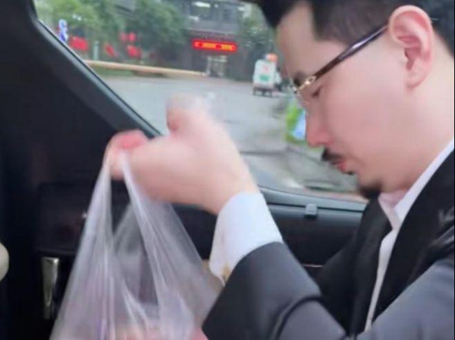 千万网红资助烧伤宝妈带30万现金亲自送到医院被质疑作秀？