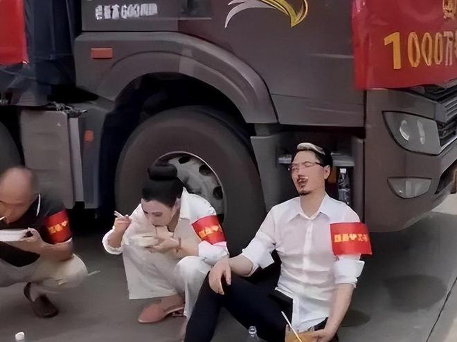 千万网红资助烧伤宝妈带30万现金亲自送到医院被质疑作秀？