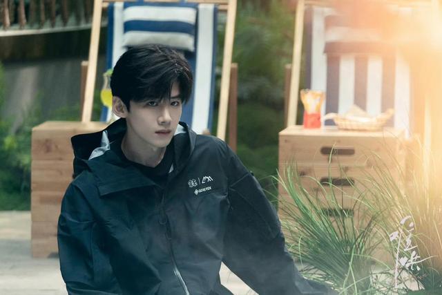 白敬亭、章若楠上演“現(xiàn)偶細(xì)糠”，總制片揭秘《難哄》幕后