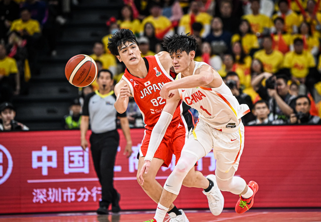 100比58！提前出線，曾凡博不同凡響，中國男籃大勝日本