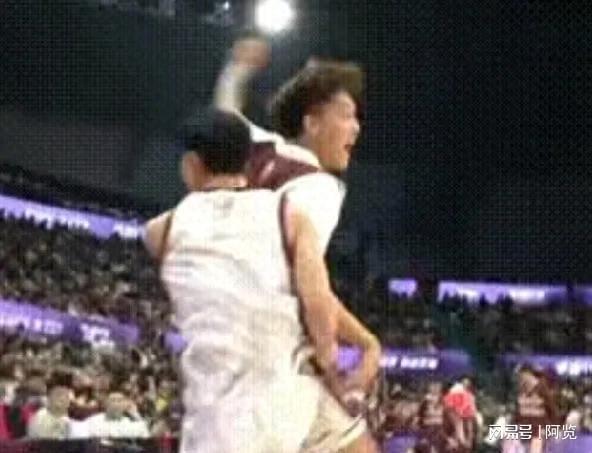 广东三喜临门！伯克热身赛给力，官宣签约库克，徐杰技巧赛夺冠！