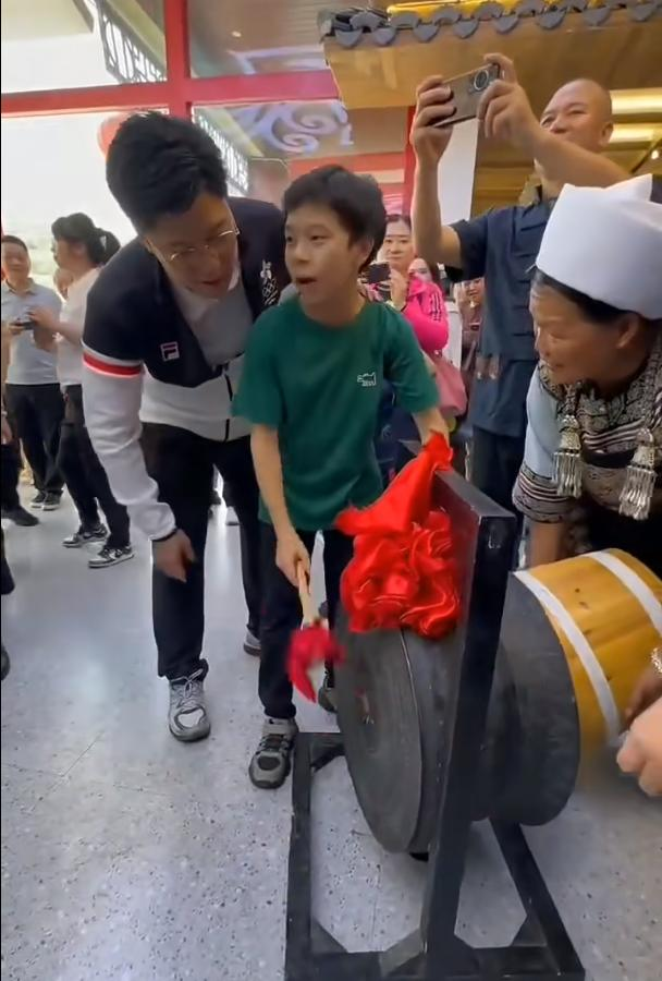 图片[2]-霍启刚及其家人返回香港，霍中曦在背负行李时身体前倾，弯曲了腰背。而他的两个女儿则坐在行李箱上，被推着前行。-创优资源分享网