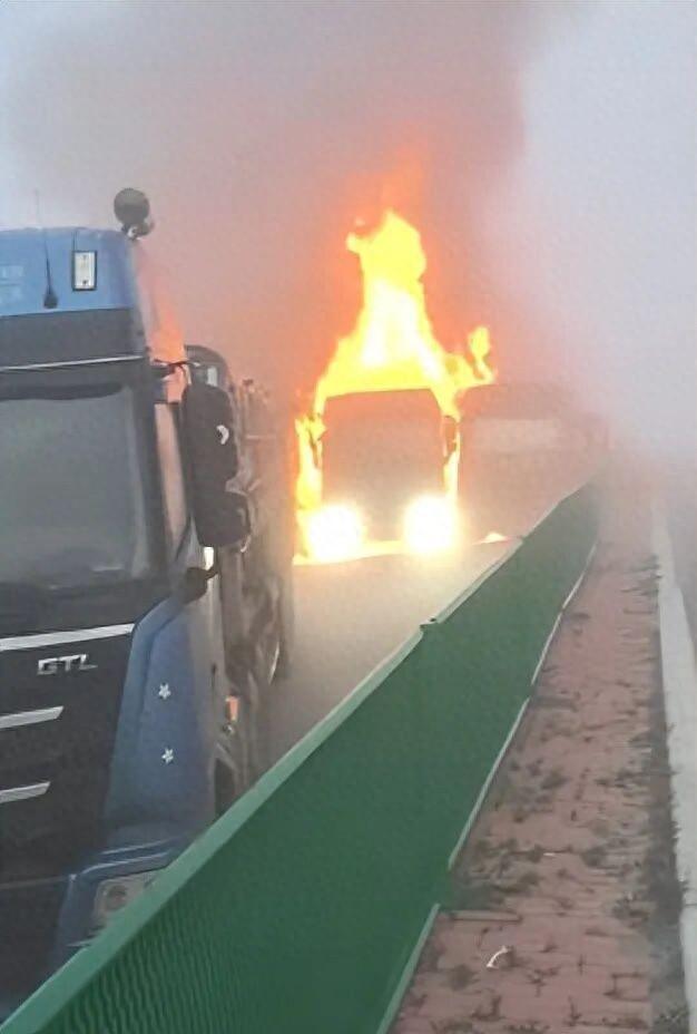 津石高速疑似突发40车连撞事故,有车辆起火燃烧,火势凶猛